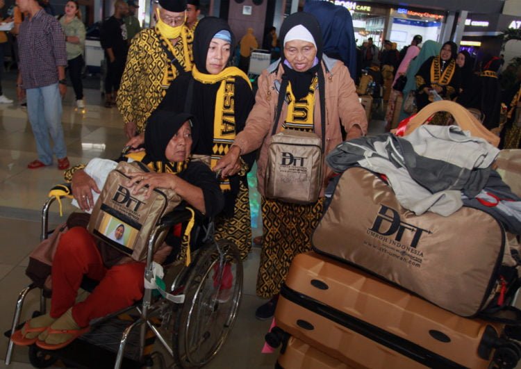 GAGAL BERANGKAT. Calon jemaah umrah asal Metro, Lampung, meninggalkan bandara untuk kembali ke rumah masing-masing usai mengetahui adanya pembatalan penerbangan dari Terminal 3 Bandara Soekarno-Hatta, Tangerang, Banten, Kamis (27/2). Penangguhan pelaksanaan ibadah umrah oleh Pemerintah Arab Saudi hanya bersifat sementara. (ANTARA/MUHAMMAD IQBAL)