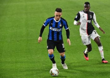 DIINCAR KLUB TOP EROPA. Pemain depan Inter Milan, Lautaro Martinez (kiri), bersaing dengan pemain tengah Juventus, Blaise Matuidi, saat pertandingan Serie A Italia, di Stadion Juventus, Turin, beberapa waktu lalu. Martinez menjadi perbincangan hangat menjelang bursa transfer musim panas 2020. Penyerang milik Inter Milan itu dikabarkan menjadi incaran klub-klub top Eropa. AFP/VINCENZO PINTO