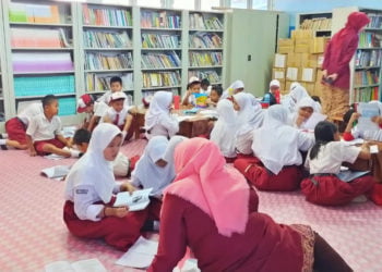 BELAJAR. Sejumlah anak SD sedang mengikuti pembelajaran. (MI/DWI APRIANI)