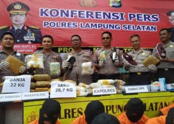 Kapolres Lampung Selatan AKBP Edi Purnomo saat press rilis ungkap kasus narkoba di Mapolres setempat. Lampost /perdhana