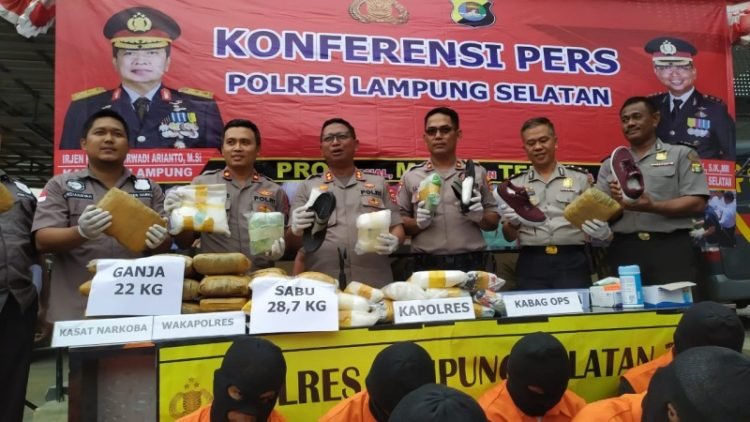 Kapolres Lampung Selatan AKBP Edi Purnomo saat press rilis ungkap kasus narkoba di Mapolres setempat. Lampost /perdhana