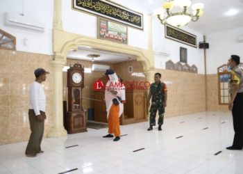 Petugas BPBD Kota Bandar Lampung melakukan penyemprotan disinfektan di Masjid Al-Ikhsan Kotabaru, Jumat, 20 Maret 2020. Zainuddin