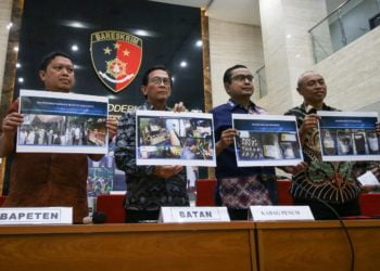 TETAPKAN TERSANGKA. (kiri-kanan) Kepala Biro Hukum Kerja Sama dan Komunikasi Publik Bapeten Indra Gunawan, Kabiro Hukum, Humas, dan Kerja Sama Batan Heru Umbara, Kabag Penum Mabes Polri Kombes Asep Adi Saputra, dan Direktur Tindak Pidana Tertentu Bareskrim Polri, Brigjen M Agung Budijono menunjukkan barang bukti saat ungkap kasus tindak pidana ketenaganukliran di Jakarta, Jumat (13/3). Dirtipiter Bareskrim Polri menetapkan pegawai Batan inisial SM sebagai tersangka karena menyimpan zat radioaktif Cesium 137 dan zat radioaktif lainnya di rumahnya, Perumahan Batan Indah, Serpong, Tangerang Selatan, Banten. (ANTARA/RIVAN AWAL LINGGA)