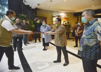 PENGGUNAAN THE MEDIA HOTEL. Tim Kemanusiaan Surya Paloh resmi menyerahkan penggunaan properti The Media Hotel and Towers kepada Kepala Gugus Tugas Penanganan Covid-19 Letjen Doni Monardo, Minggu (22/3). (MI)