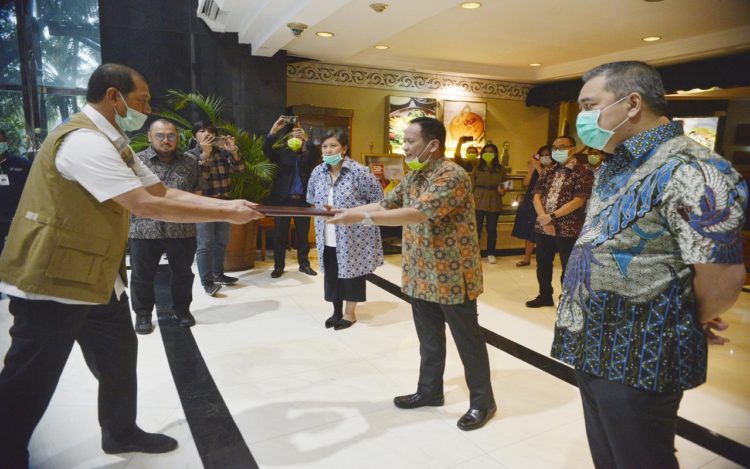 PENGGUNAAN THE MEDIA HOTEL. Tim Kemanusiaan Surya Paloh resmi menyerahkan penggunaan properti The Media Hotel and Towers kepada Kepala Gugus Tugas Penanganan Covid-19 Letjen Doni Monardo, Minggu (22/3). (MI)