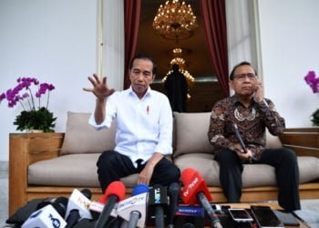 PRESIDEN IMBAU MASYARAKAT UNTUK TIDAK PANIK. Presiden Joko Widodo (kiri) didampingi Mensesneg Pratikno menyampaikan keterangan pers di beranda belakang Istana Merdeka, Jakarta, Selasa (3/3). Presiden menyatakan telah memerintahkan para menteri untuk mengingatkan para pejabat publik dan pihak rumah sakit agar tidak membuka data pasien positif corona, serta mengajak masyarakat untuk tidak panik namun tetap waspada dan beraktivitas seperti biasa. n ANTARA/SIGID KURNIAWAN