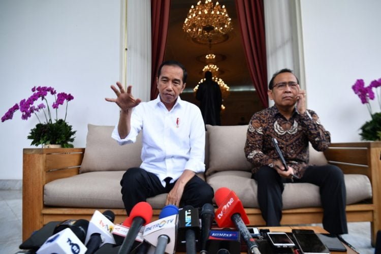 PRESIDEN IMBAU MASYARAKAT UNTUK TIDAK PANIK. Presiden Joko Widodo (kiri) didampingi Mensesneg Pratikno menyampaikan keterangan pers di beranda belakang Istana Merdeka, Jakarta, Selasa (3/3). Presiden menyatakan telah memerintahkan para menteri untuk mengingatkan para pejabat publik dan pihak rumah sakit agar tidak membuka data pasien positif corona, serta mengajak masyarakat untuk tidak panik namun tetap waspada dan beraktivitas seperti biasa. n ANTARA/SIGID KURNIAWAN