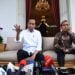 PRESIDEN IMBAU MASYARAKAT UNTUK TIDAK PANIK. Presiden Joko Widodo (kiri) didampingi Mensesneg Pratikno menyampaikan keterangan pers di beranda belakang Istana Merdeka, Jakarta, Selasa (3/3). Presiden menyatakan telah memerintahkan para menteri untuk mengingatkan para pejabat publik dan pihak rumah sakit agar tidak membuka data pasien positif corona, serta mengajak masyarakat untuk tidak panik namun tetap waspada dan beraktivitas seperti biasa. n ANTARA/SIGID KURNIAWAN