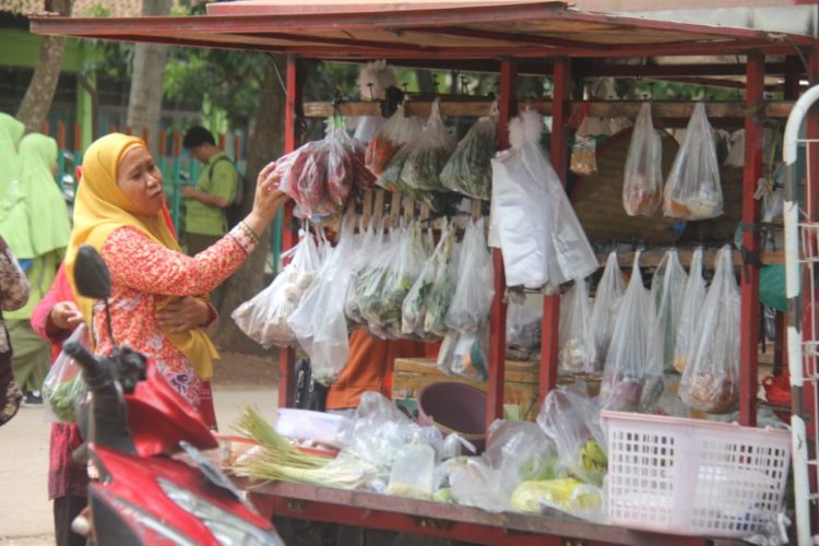 REMPAH-REMPAH MELONJAK. Para guru berbelanja kebutuhan pokok di pedagang keliling yang berjualan di Bandar Lampung, Kamis (5/3). Menurut pedagang setempat, sejak merebaknya kasus virus corona, harga beberapa jenis rempah yang merupakan bahan bumbu dan jamu tradisional melonjak tajam.
n LAMPUNG POST/SUKISNO