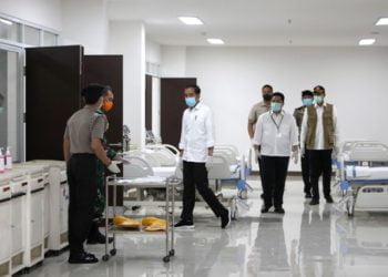 PENCEGAHAN COVID-19. Presiden Joko Widodo meninjau ruang perawatan Rumah Sakit Darurat Penanganan Covid-19 Wisma Atlet Kemayoran, Jakarta, Senin (23/3). (2) Gugus Tugas Percepatan Pencegahan Covid-19 Kota Bandar Lampung saat melakukan sterilisasi jalan protokol di Kota Bandar Lampung, Senin (23/3). Petugas menyemprotkan cairan disinfektan di salah satu bus di Terminal Rajabasa Bandar Lampung untuk mencegah penyebaran pandemik Covid-19 atau corona, Senin (23/3). ANTARA FOTO/KOMPAS/HERU SRI KUMORO/POOL/ISTIMEWA