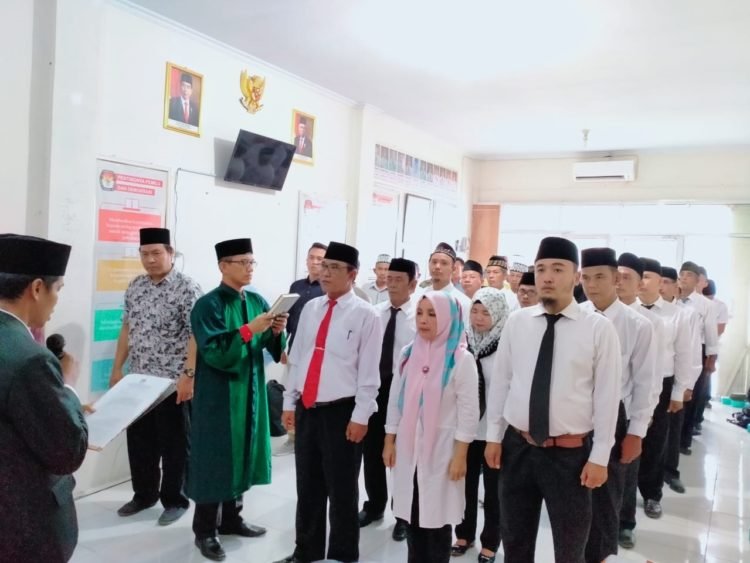 PELANTIKAN PPK. Sebanyak 33 sekretariat panitia pemilihan kecamatan (PPK) dalam Pemilihan Kepala Daerah (Pilkada) Pesawaran tahun 2020 dilantik di aula kantor KPU Pesawaran, Minggu (8/3).
LAMPUNG POST/PUTRA PANCASILA SAKTI
