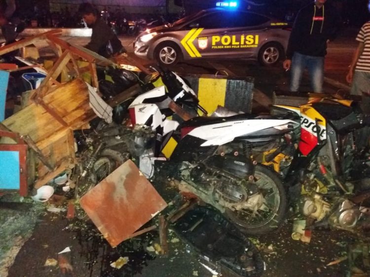 TERTABRAK TRUK. Sejumlah motor yang tertabrak truk tronton akibat rem blong di Pelabuhan Bakauheni, Lampung Selatan, Minggu (9/3).
n LAMPUG POST/PERDHANA WIBYSONO