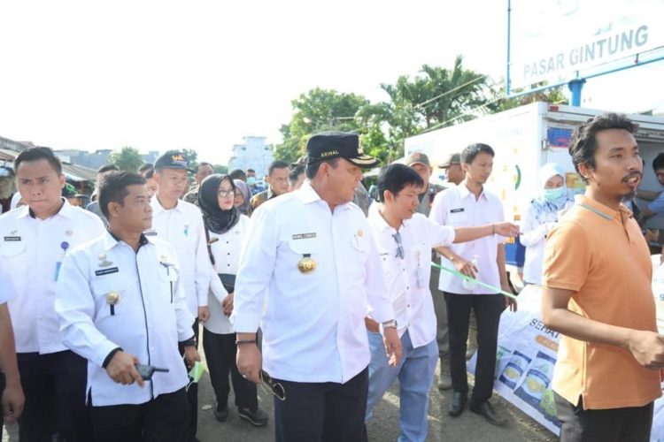 OPERASI PASAR. Gubernur Lampung Arinal Djunaidi saat operasi pasar atau pasar murah di Pasar Pasirgintung, Bandar Lampung, Rabu (18/3).
DOK PEMPROV LAMPUNG