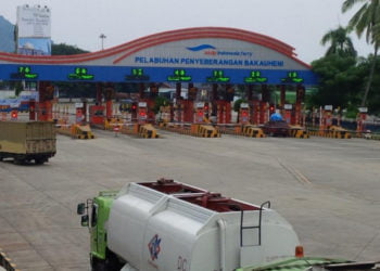 SEPI PENYEBERANG. Arus kendaraan dari Pulau Sumatera yang hendak menyeberang melalui Pelabuhan Bakauheni, Lampung Selatan terpantau sepi, Senin (30/3). Perantau asal Lampung yang ingin mudik akan diatur secara ketat, terkait makin mewabahanya virus corona atau covid-19. n LAMPUNG POST/AAN KRIDOLAKSONO