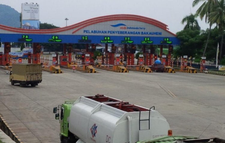 SEPI PENYEBERANG. Arus kendaraan dari Pulau Sumatera yang hendak menyeberang melalui Pelabuhan Bakauheni, Lampung Selatan terpantau sepi, Senin (30/3). Perantau asal Lampung yang ingin mudik akan diatur secara ketat, terkait makin mewabahanya virus corona atau covid-19. n LAMPUNG POST/AAN KRIDOLAKSONO