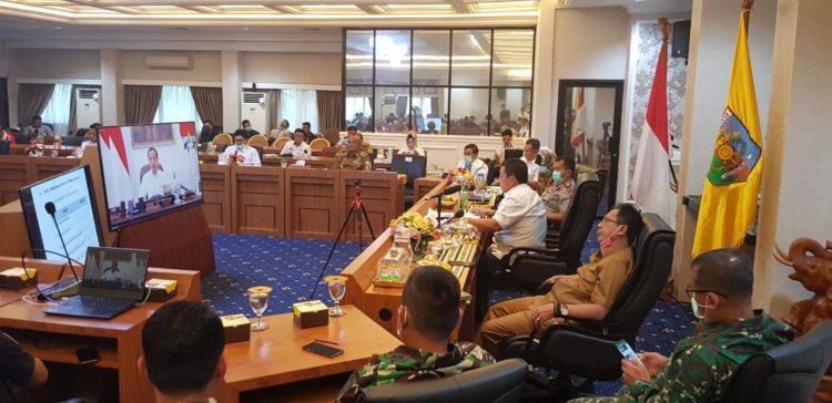 VIDEO CONFERENCE. Gubernur Lampung Arinal Djunaidi saat melakukan video conference dengan Presiden Joko Widodo bersama Forkopimda Provinsi Lampung di Ruang Rapat Utama Kantor Gubernur Lampung, Selasa (24/3). Gugus Tugas Percepatan Pencegahan Covid-19 Provinsi Lampung intensif mengecek pendatang melalui Pelabuhan Bakauheni, Pelabuhan Panjang, jalan tol, Terminal Rajabasa, Bandara Radin Inten II, dan pintu-pintu masuk lainnya. n LAMPUNG POST/ISKANDAR ZULKARNAIN