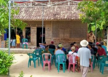 Sejumlah masyarakat Dusun Kedaung Barat, Desa Kedaung, Kecamatan Sragi, Lampung Selatan, saat bertakziah kerumah kediaman Dedi Hartono (37), Sabtu, 21 Maret 2020. (Armansyah/Lampost.co)