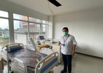 Menteri BUMN Erick Thohir mengecek fasilitas medis di Wisma Atlet Kamayoran, Jakarta Pusat, Senin, 23 Maret 2020. Foto: Istimewa