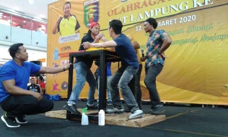 TIGA KELAS. Peserta mengikuti pertandingan gulat tangan atau adu panco di Mal Boemi Kedaton, Bandar Lampung, Minggu (15/3). Kegiatan yang masih dalam rangkaian Festival Olahraga Rekreasi HUT ke-56 Provinsi Lampung itu mempertandingkan tiga kelas, yakni kelas -65 kg, -75 kg, dan +75 kg.(LAMPUNG POST/RICKY MARLY)