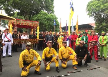 PENGAWALAN. Sejumlah Panglima Sekala Bkhak Kepaksian Pernong yang mengawal Putra Mahkota Pangeran Alfrinse Syah Pernong menyerahkan pengawalan saat mengikuti milad besar Paku Alam, di Pura Pakualaman Yogyakarta, Jumat (13/3). LAMPUNG POST/FEBI HERUMANIKA