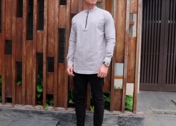 Gaya busana pria kemeja kerah shanghai. (LAMPUNG POST)