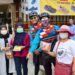 BAGIKAN HAND SANITIZER. Komunitas Gowes Lampung dan Youtuber membagikan hand sanitizer kepada masyarakat di Bandar Lampung, Sabtu (28/3).  (ISTIMEWA)