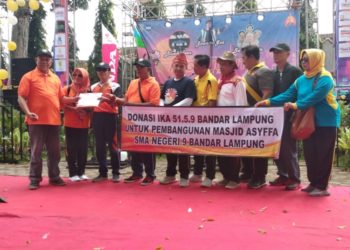 BANTUAN ALUMNI. Alumni menyerahkan bantuan dana Rp50 juta untuk pembangunan masjid Asyiffa SMAN 9 Bandar Lampung dari IKA 5.51.9, Sabtu (29/2).  (LAMPUNG POST/UMAR ROBBANI)