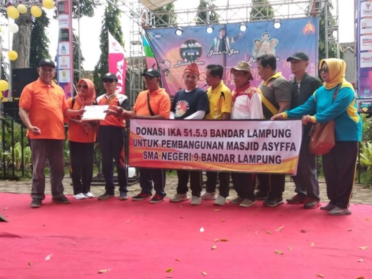 BANTUAN ALUMNI. Alumni menyerahkan bantuan dana Rp50 juta untuk pembangunan masjid Asyiffa SMAN 9 Bandar Lampung dari IKA 5.51.9, Sabtu (29/2).  (LAMPUNG POST/UMAR ROBBANI)