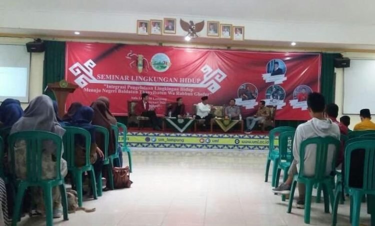 SEMINAR LINGKUNGAN. Ikatan Mahasiswa Muhammadiyah (IMM) Cabang Bandar Lampung menggelar seminar lingkungan hidup di Auditorium Universitas Muhammadiyah Lampung, Sabtu (29/2). (LAMPUNG POST/UMAR ROBBANI)