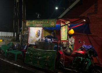 Bandrek laris manis saat covid-19 mewabah. (LAMPUNGPOST/ATIKA)