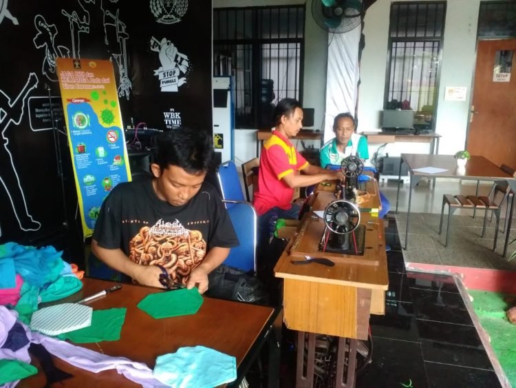 Napi Buat Masker untuk Dibagikan ke Warga