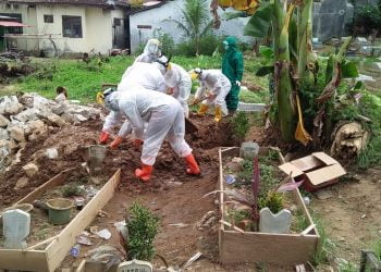 PEMAKAMAN PASIEN COVID-19. Petugas memakamkan seorang warga berstatus pasien dalam pengawasan (PDP) yakni pria berumur 24 tahun, asal Bandar Lampung, dimakamkan di tempat pemakaman Islam, Karangmaritim, Panjang, Bandar Lampung, Selasa (21/4). Almarhum merupakan korban keenam yang meninggal karena virus covid-19 di Lampung.
(LAMPUNG POST/ASRUL SEPTIAN MALIK)