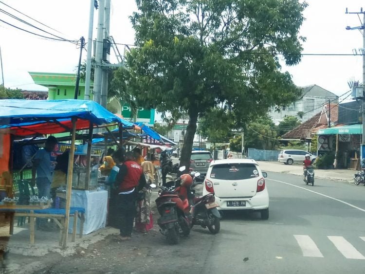 GELIAT TAKJIL. Penjualan takjil masih menggeliat di tengah kondisi pandemi Covid-19, Jumat (24/4). LAMPUNG POST/JUWANTORO