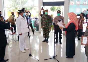 PELANTIKAN. Camat Palas, Lampung Selatan, Rika Wati melantik Pj Kepala Desa Palaspasemah Muslim Idrus, di Aula Way Pisang, kantor camat setempat, Kamis (23/4). LAMPUNG POST/ARMANSYAH