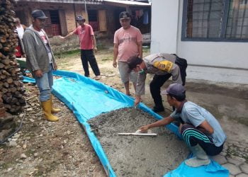 RABAT BETON. Pembangunan rabat beton sepanjang 800 meter di Desa Penengahan, Kecamatan Penengahan, Lampung Selatan, dari dana desa tahap I 2020. n LAMPUNG POST/AAN KRIDOLAKSONO