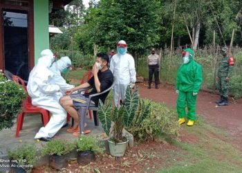 CEK KESEHATAN. Para petugas kesehatan UPTD Puskesmas Braja Caka memeriksa kesehatan Dwi Susilo, TKI yang baru pulang dari Jepang, Rabu (29/4). DOK KORAMIL WAY JEPARA