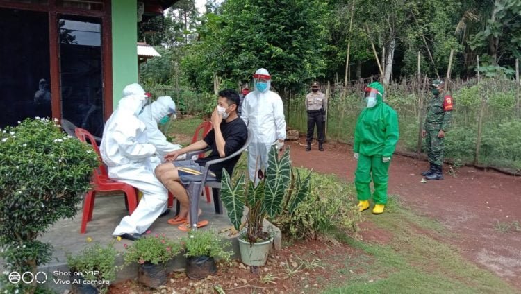 CEK KESEHATAN. Para petugas kesehatan UPTD Puskesmas Braja Caka memeriksa kesehatan Dwi Susilo, TKI yang baru pulang dari Jepang, Rabu (29/4). DOK KORAMIL WAY JEPARA