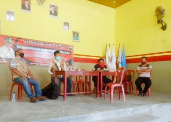 PAMSIMAS. Disperkim Lamsel melakukan pertemuan dengan pihak desa terkait program Pamsimas. Namun, mereka tetap melakukan protokol kesehatan dengan memakai masker dan menjaga jarak, Selasa (28/4). LAMPUNG POST/JUWANTORO