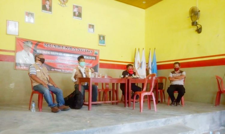 PAMSIMAS. Disperkim Lamsel melakukan pertemuan dengan pihak desa terkait program Pamsimas. Namun, mereka tetap melakukan protokol kesehatan dengan memakai masker dan menjaga jarak, Selasa (28/4). LAMPUNG POST/JUWANTORO