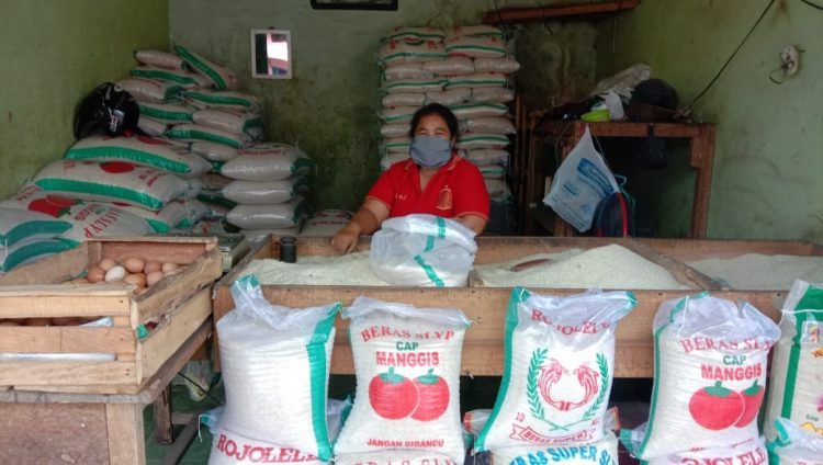 HARGA BERAS. Harga semua jenis beras di beberapa kecamatan di Lampung Selatan berangsur turun, Rabu (29/4). LAMPUNG POST/PERDHANA WIBYSONO