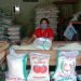 HARGA BERAS. Harga semua jenis beras di beberapa kecamatan di Lampung Selatan berangsur turun, Rabu (29/4). LAMPUNG POST/PERDHANA WIBYSONO