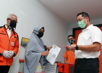 MENSOS TINJAU PENCAIRAN BANTUAN SOSIAL TUNAI: Menteri Sosial Juliari P Batubara (kanan) memberikan uang bantuan pemerintah kepada warga saat meninjau pencairan bantuan sosial tunai (BST) di Curug, Tangerang, Banten, Sabtu (25/4/2020). Bansos berupa uang tunai sebesar Rp600 ribu untuk tiga bulan diberikan kepada keluarga miskin, tidak mampu dan rentan miskin yang terkena dampak wabah COVID-19. Untuk provinsi Banten sebanyak 343.269 warga penerima bantuan tersebut. ANTARA FOTO/Muhammad Iqbal