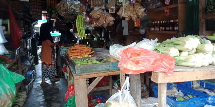 SEPI. Suasana pasar tempel Rajabasa, Bandar Lampung, Senin (13/4). Wabah Covid-19 membuat para pedagang dan pembeli mengurangi aktivitasnya.
(LAMPUNG POST/APRIESTI LIANTIAN)