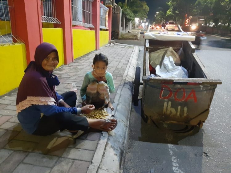 MENGAIS REZEKI. Rosidah dan anaknya beristirahat usai memulung di Jalan Teuku Umar, Bandar Lampung, Sabtu (12/4).  (LAMPUNG POST/SALDA ANDALA)