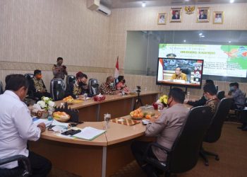 PENANGANAN COVID-19. Suasana video conference di ruang command center Kantor Dinas Kominfotik Provinsi Lampung, Kamis (9/4). Gubernur Lampung Arinal Djunaidi akan berupaya semaksimal mungkin untuk mempertahankan Lampung sebagai zona hijau covid-19. Untuk itu, Pemprov belum akan melakukan pembatasan sosial berskala besar (PSBB).