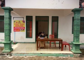 RUMAH ISOLASI. Suasana rumah isolasi di Desa Nibung, Kecamatan Gunungpelindung, Lampung Timur, Senin (13/4). Pemerintah Desa Nibung, mengalihfungsikan gedung PKK dan Karang Taruna menjadi tempat karantina bagi pemudik yang datang ke desa tersebut. ISTIMEWA