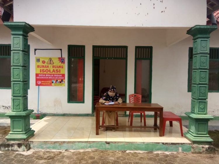 RUMAH ISOLASI. Suasana rumah isolasi di Desa Nibung, Kecamatan Gunungpelindung, Lampung Timur, Senin (13/4). Pemerintah Desa Nibung, mengalihfungsikan gedung PKK dan Karang Taruna menjadi tempat karantina bagi pemudik yang datang ke desa tersebut. ISTIMEWA