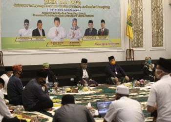 ZIKIR DAN DOA BERSAMA SE-LAMPUNG. (1) Gubenur Lampung Arinal Djunaidi bersama Wakil Gubenur Lampung Chusnunia Chalim dan Ketua MUI Provinsi Lampung, KH Khairuddin Tahmid menghadiri Zikir dan doa bersama dalam rangka menyambut bulan suci Ramadan 1441 Hijriah dan memohon pertolongan Allah swt dalam menghadapi wabah Covid-19 di Mahan Agung, Rumah Dinas Gubernur Lampung, Rabu (22/4).  (LAMPUNG POST/ZAINUDDIN)