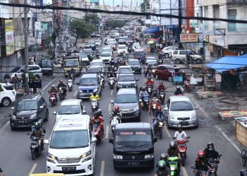 ZONA MERAH. Kendaraan memadati Jalan Kartini, Bandar Lampung, Rabu (29/4). Sejak Kota Bandar Lampung ditetapkan sebagai zona merah, bupati di Lampung mulai melarang warga dan aparatur sipil negara (ASN) untuk masuk ke zona merah wabah virus corona atau Covid-19. Bagi ASN diminta tetap di daerah tugasnya, walau rumahnya di Bandar Lampung.
LAMPUNG POST/ZAINUDDIN