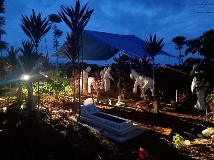 PASIEN COVID DIMAKAMKAN. Warga Sekincau menerima pemakaman jenazah pasien terkonfirmasi virus corona atau Covid-19 di tempat pemakaman umum Sekincau, Lampung Barat, Sabtu (4/4). Almarhum yang berusia 71 tahun tersebut sebelum dinyatakan positif corona, memiliki riwayat melakukan perjalanan rombongan tablig akbar di Gowa, Sulawesi Selatan kemudian dirawat di Ruang Isolasi Rumag Sakit Umum Daerah (RSUD) Abdul Moeloek, Bandar Lampung.
ISTIMEWA